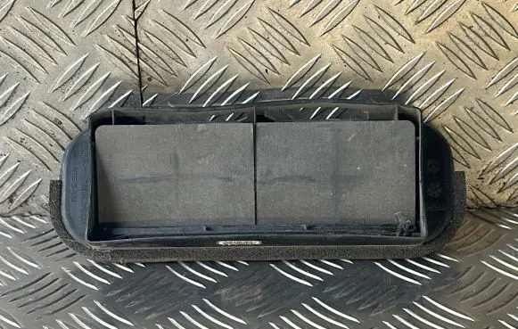 Nissan Leaf I (ZE0) Quarter panel pressure vent 768041HM0A
