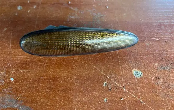 Front fender indicator light