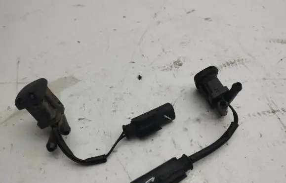 BMW 5 E39 Windshield washer spray nozzle 8361042
