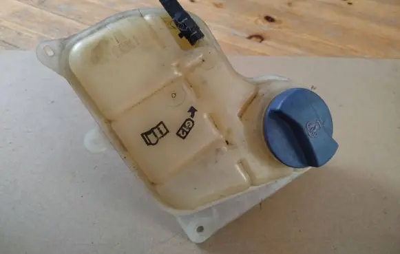 Volkswagen PASSAT B5 Coolant expansion tank/reservoir 8D0121403L