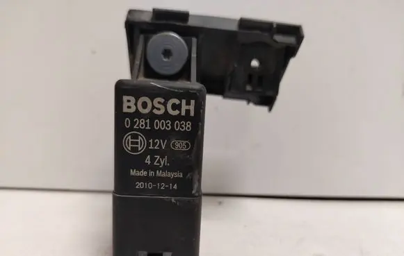 Volkswagen Golf VI Glow plug pre-heat relay 038907281D