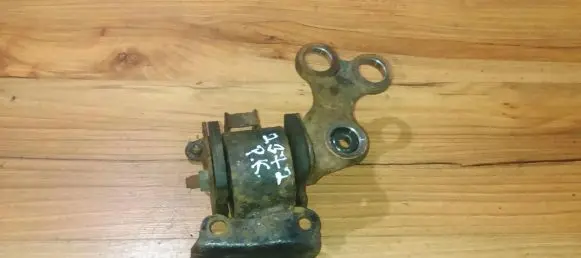 Mazda 323 Engine mount bracket