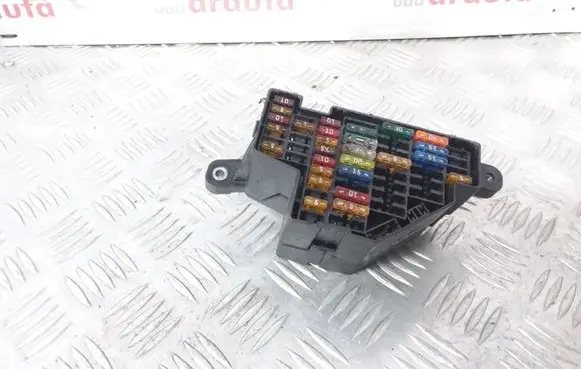 Volkswagen Golf V Fuse module 220404 02767