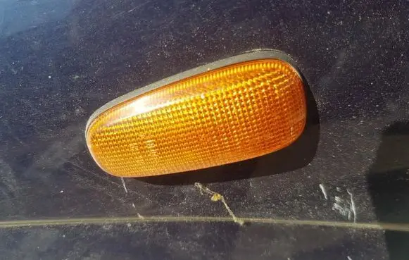Front fender indicator light