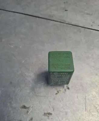 Volkswagen PASSAT B4 Other relay 111953227D J590CJ945