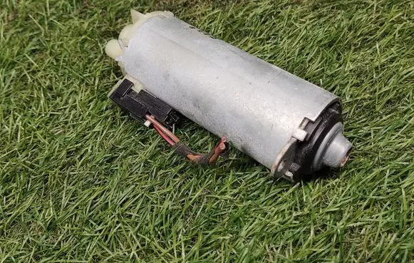Volkswagen PASSAT B6 Seat adjustment motor 198396103 0130002531