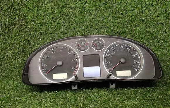 Volkswagen PASSAT B5.5 Speedometer (instrument cluster) 3B0920927B