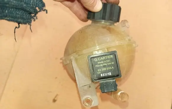 Peugeot 5008 Coolant expansion tank/reservoir 9609955680 63299033A