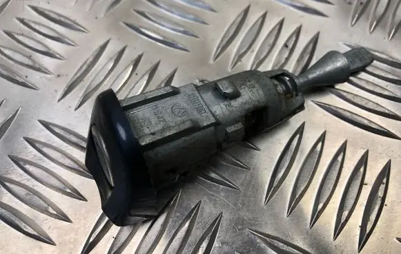 Volkswagen Golf V Front door lock (next to the handle) 1K5837167