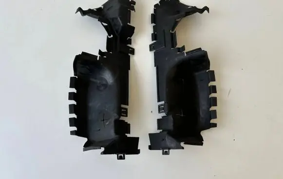 Audi Q7 4M Intercooler air guide/duct channel 4M0121283 4M0121284