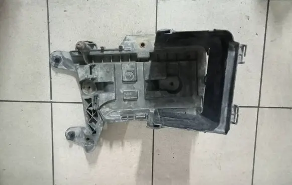 Volkswagen PASSAT B6 Battery box tray 1k0915333b