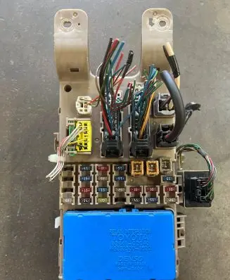 Toyota Corolla E120 E130 Fuse module 8264102040 0045 342A02