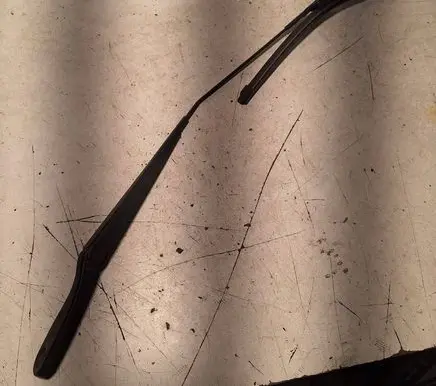 Front wiper blade arm