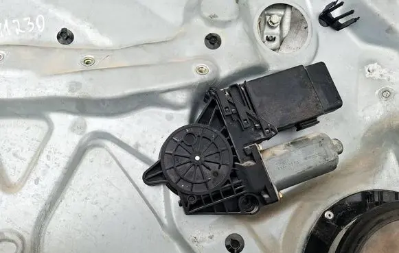 Skoda Superb B5 (3U) Front door window regulator motor 119091XXX