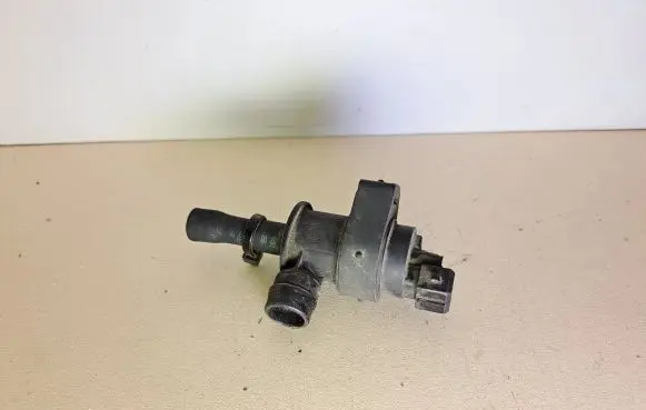Volvo V70 Valve vacuum 8653909