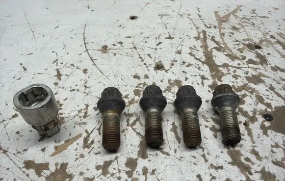 Volvo XC70 Anti-theft wheel nuts and lock 