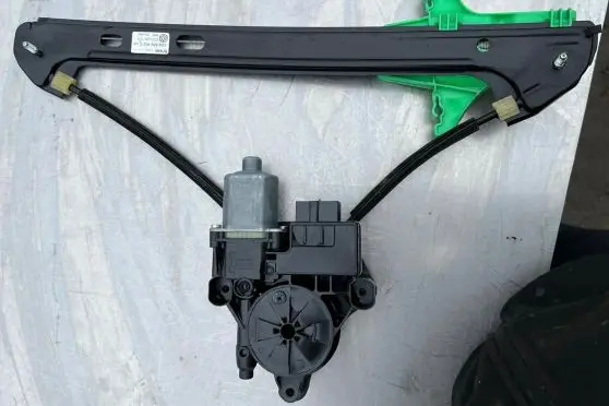 Volkswagen Golf VII Rear door window regulator with motor 5G4839462C