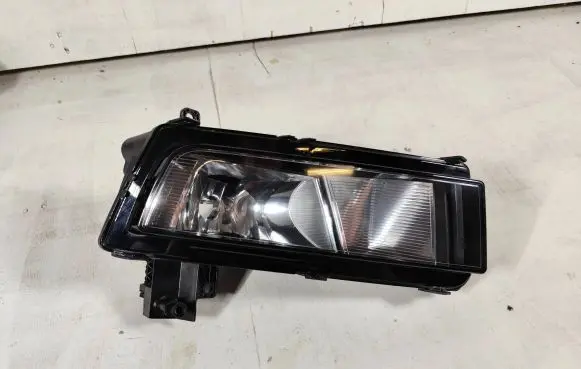Volkswagen Touran III Front fog light 5TA941662