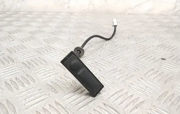 Nissan Leaf II (ZE1) Tailgate opening switch 7X18K1