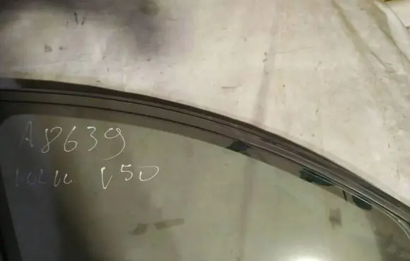 Volvo V50 Front door window glass four-door as2