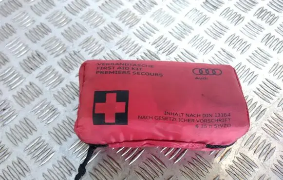 Audi Q7 4L First aid kit 8F0860282D