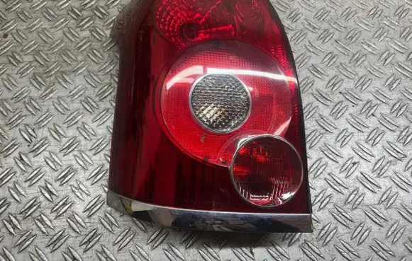 Toyota Avensis T250 Rear/tail lights E411333
