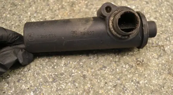 BMW 5 E28 Oil breather separator 1285638 TB927