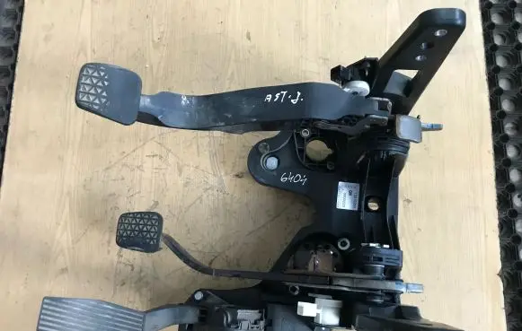 Opel Astra J Pedal assembly 13315200 13252702