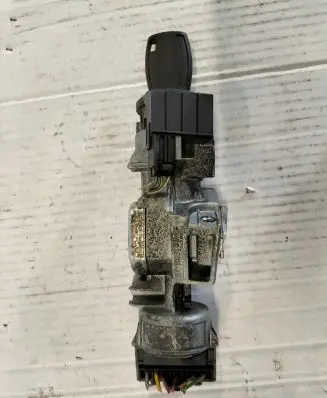 Ford C-MAX I Ignition lock 3M513F880AC