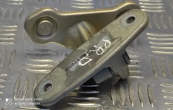 Mercedes-Benz C W204 Front door upper hinge A047050