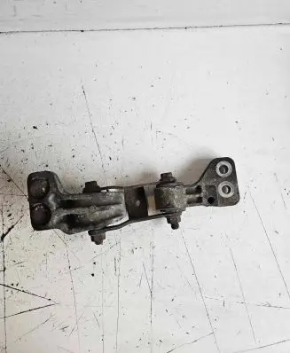 Volvo XC90 Engine mount bracket