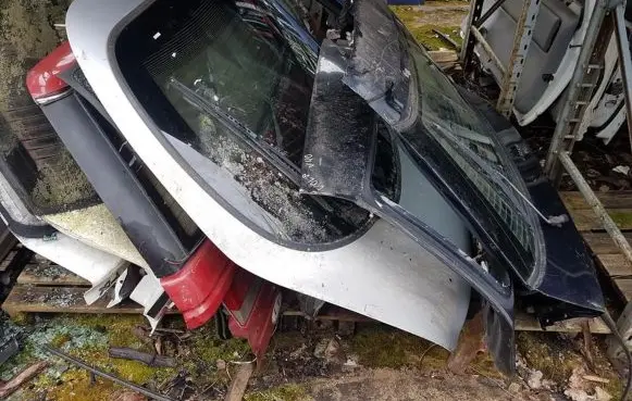 Mazda 323 F Tailgate/trunk/boot lid melynas