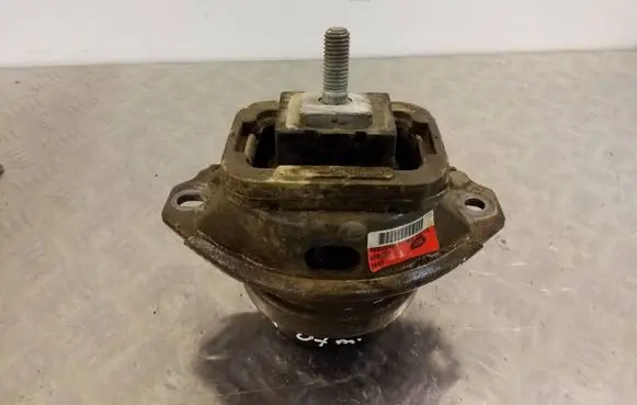 Land Rover Discovery 3 - LR3 Engine mount bracket KKB500441G 3618398125