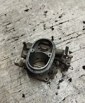 Volkswagen Golf III Throttle valve b9051