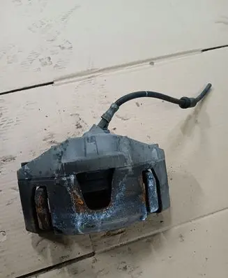 Volvo V40 Front brake caliper 975