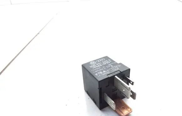 Volkswagen Caddy Hazard warning light relay 3D0951253A