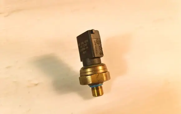 Audi A6 S6 C6 4F Oil pressure sensor 06E906051K