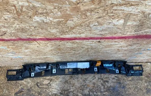 Rear bumper mounting bracket