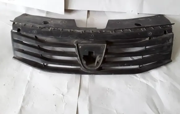 Dacia Sandero Front bumper upper radiator grill 8200735104 20036672B
