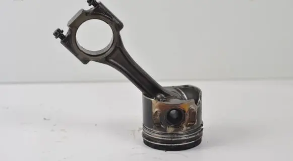 Volkswagen Golf V Piston with connecting rod