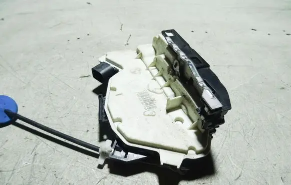Volkswagen Scirocco Front door lock 5N2837015A