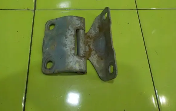 Mitsubishi L200 Shock absorber/damper mounting bracket PRAWY BURTY