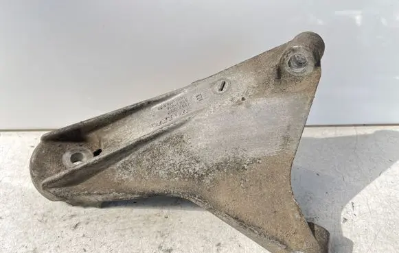 Volvo V70 Engine mounting bracket 1397889 334024