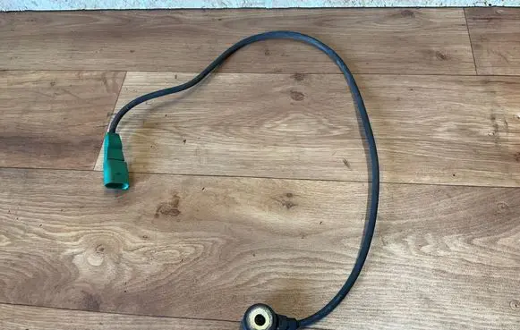 Audi A4 S4 B6 8E 8H Detonation knock sensor 07D905377