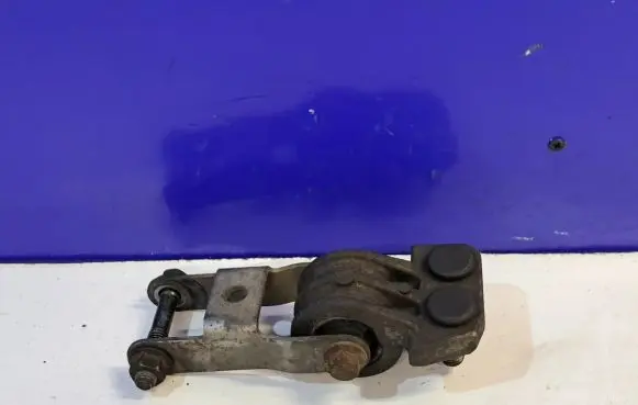 Volvo XC90 Engine mount bracket 30680750