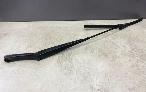 Front wiper blade arm