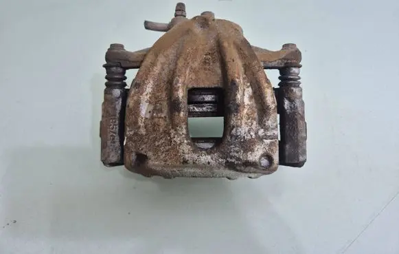 Toyota Avensis T250 Front brake caliper 