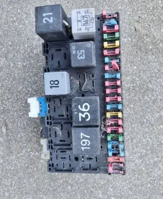Volkswagen Golf III Fuse module V00771