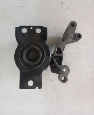 Nissan Qashqai Engine mount bracket