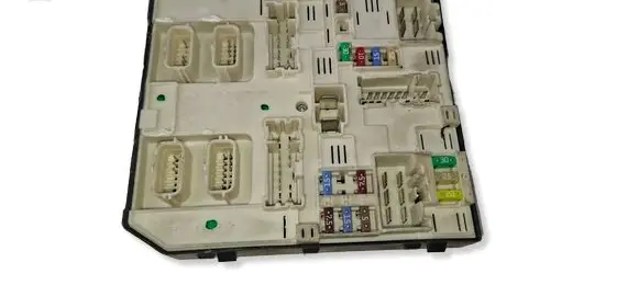 Renault Kangoo II Fuse module 284B66645R 2545000574 519533F03